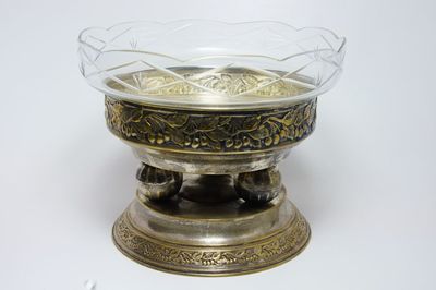 Mosazný nástolec se skleněnou broušenou mísou