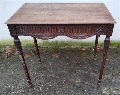 Vyřezáváný stolek