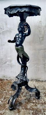 Vyřezáváný stoleček