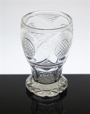 Bohatě broušená sklenice z období Biedermeieru