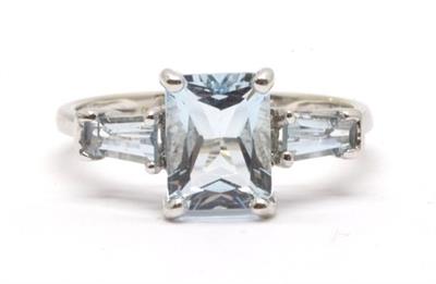 Zlatý prsten s akvamaríny