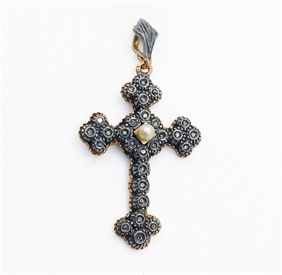Zlatý kříž s černými diamanty a perlou