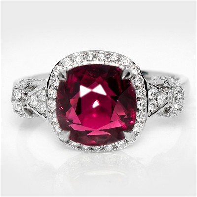 Zlatý prsten s almandinem a diamanty