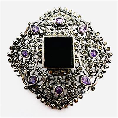 Zdobná stříbrná brož s ametysty a onyxem