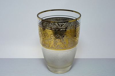 Putti v zahradách - váza s oroplastikou