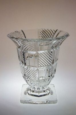 Kubistická váza z čirého skla na patce, značená