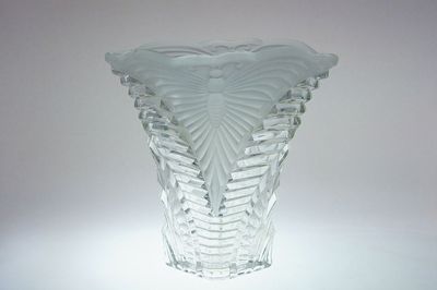 ART - DECO váza s matovaným ornamentem MOTÝL