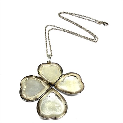 Stříbrný náhrdelník se srdcovým medailonem - čtyřlístek