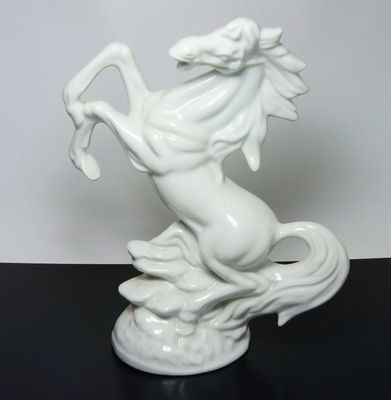 Vzpínající se hřebec - glazovaný porcelán, nesign.