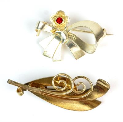 Dvě  stříbrné brože s květinovým dekorem