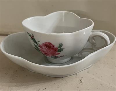 Míšenský šálek  s malovanymi růžemi