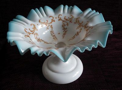 Mísa z bílého skla.