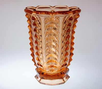 Kubistická váza z rosalinového skla, R. SCHRÖTER sklárna INWALD