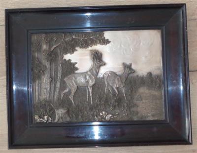 Kovový reliéf se srnkami v rámu