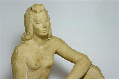 SEDÍCÍ NAHÁ DÍVKA - akt, autorská keramika Jan URBAN