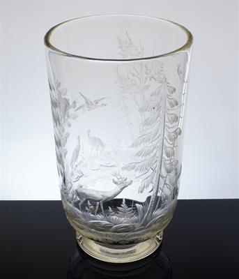 Masivní váza stojící na patce bohatě rytá loveckými motivy