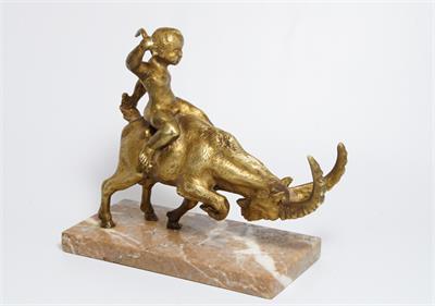 Putto na kozlovi - stará mosazná soška na mramorovém soklu