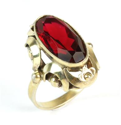 Stříbrný prsten s červeným kamenem