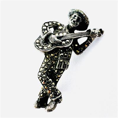 Stříbrná brož s markazity - hráč na kytaru