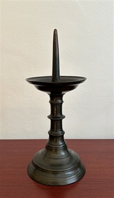 Vlámský pozdně gotický bronzový svícen s datací věnování r.1597