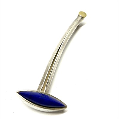 Originální stříbrná brož zdobená zlatem a lápisem lazuli