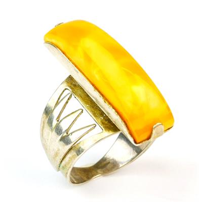 Výrazný stříbrný prsten s mléčným jantarem