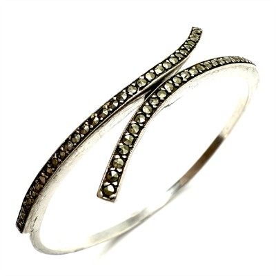 Stříbrný náramek s markazity