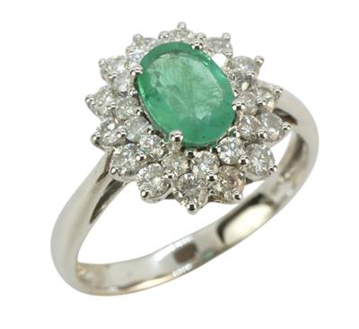 Zlatý prsten se smaragdem a brilianty 0,7 ct