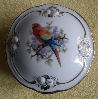 Dóza porcelán papoušek, značeno.