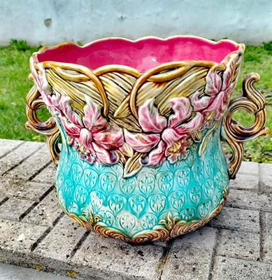 Majolikový květník