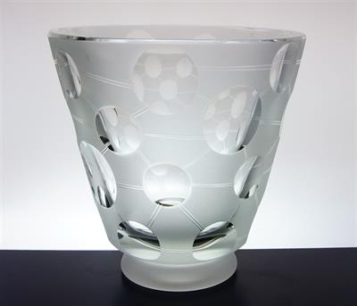 Modernistická velmi masivní čirá váza, broušený dekor čoček