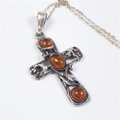 Stříbrný závěs s jantarem ve tvaru k říže s řetízkem