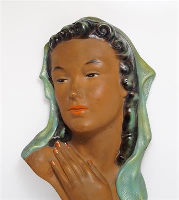 Závěsný reliéf "Dívka v šátku" keramika ve stylu ART - DECO