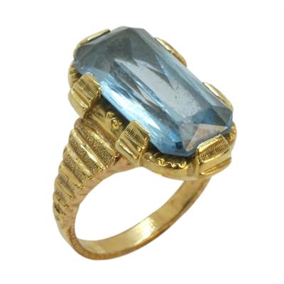 Zlatý prsten s modrým spinelem