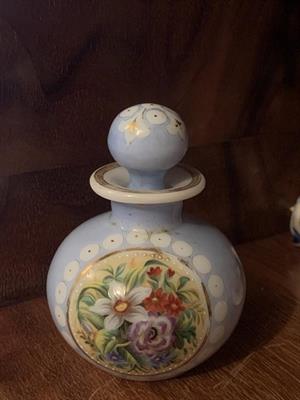 Porcelánový flakon výška 7 cm šířka 5 cm