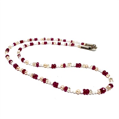 Jemný náhrdelník z rubínů, perliček a chalcedonů