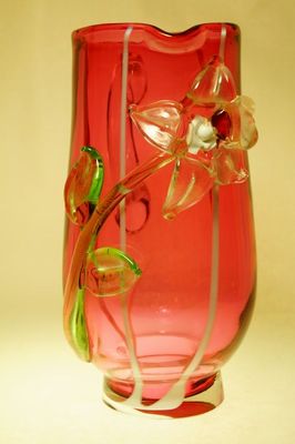 Secesní džbán z rubínového skla s květem, Harrachov