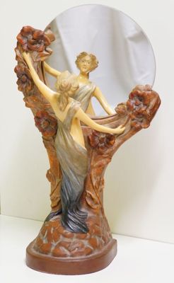 Secesní figurální zrcadlo - dívka s květinovou girlandou