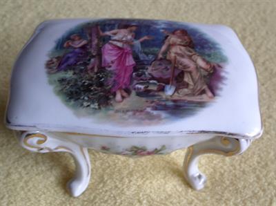 Dóza na nožičkách - porcelán.