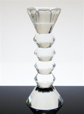 Celoplošně broušený kubizující svícen z čirého skla