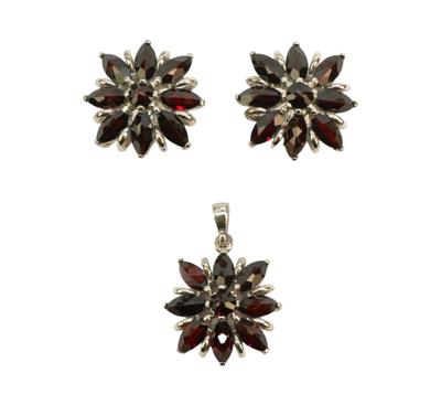 Stříbrná souprava s granáty