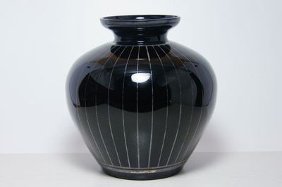 Váza z hyalitového skla, geometrický dekor ve stylu ART - DECO