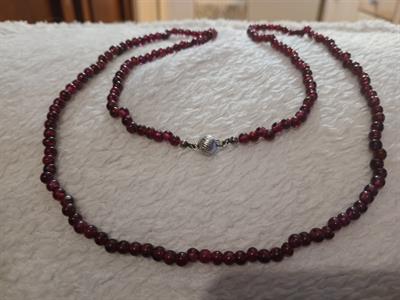 Granátové korále se stříbrným zapínáním