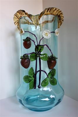 Obří váza s jahodami