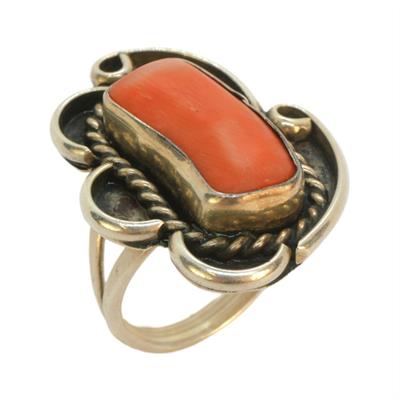 Stříbrný prsten s korálem