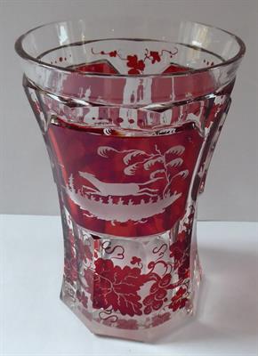 Pohár s rubínovým sklem a rytými motivy - biedermeier