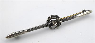 Brož s podkovou, bílý a žlutý kov, skleněný kamínek