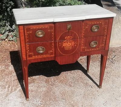 Intarzovaná komoda s mramorem