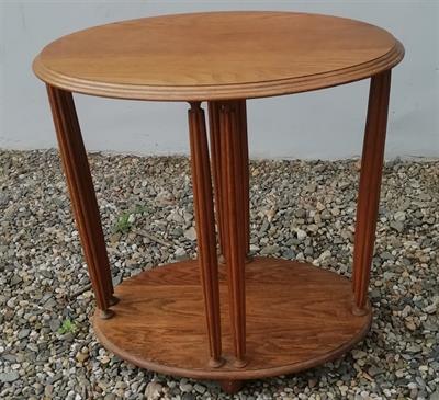 Oválný dubový stolek