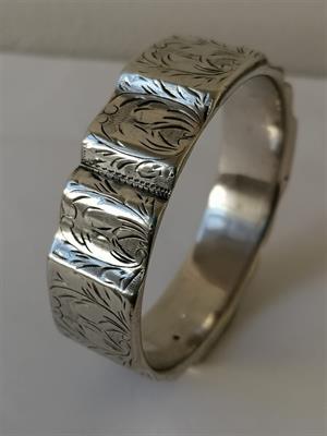 Široký stříbrný náramek